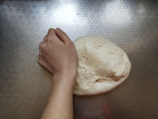 蘑菇头吐司+面包棍,取出面团按压排气