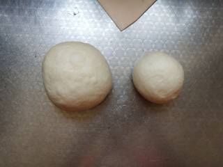 蘑菇头吐司+面包棍,将面团分成两份，165克一个小面团，剩下的就是大面团