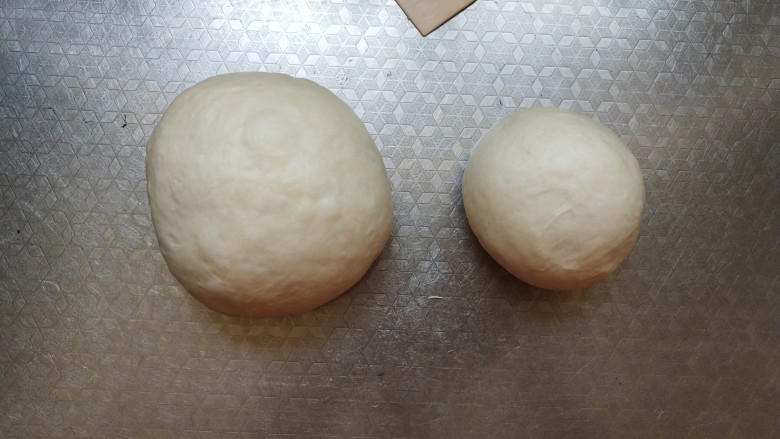 蘑菇头吐司+面包棍,将面团分成两份，165克一个小面团，剩下的就是大面团