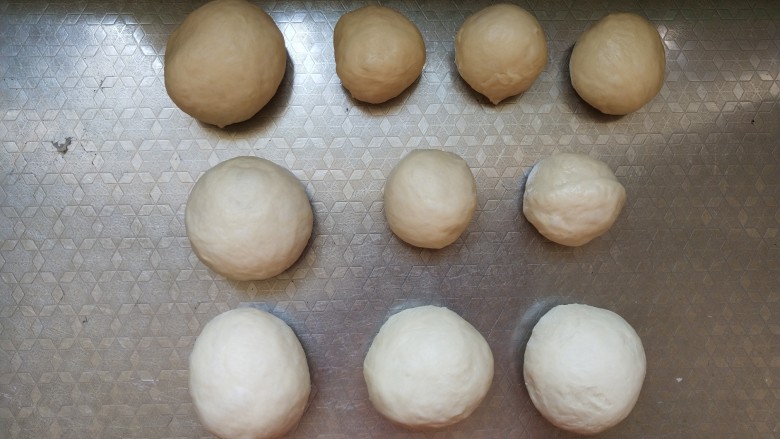 蘑菇头吐司+面包棍,将大小面团全部平均分成5份，松弛10分钟