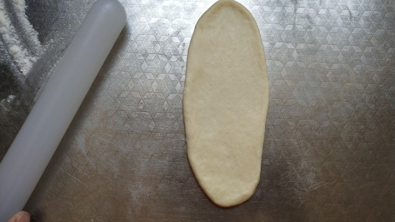 蘑菇头吐司+面包棍,取一小份面团一个 我们来做蘑菇头吐司，将小面团擀成牛舌状