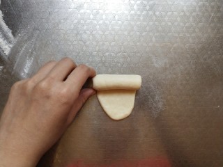 蘑菇头吐司+面包棍,从上往下卷，5个小面团全部卷好继续松弛10分钟