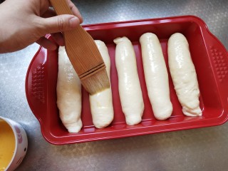 蘑菇头吐司+面包棍,最先发好的是面包棍，因为模具比较浅，表面刷一层蛋液