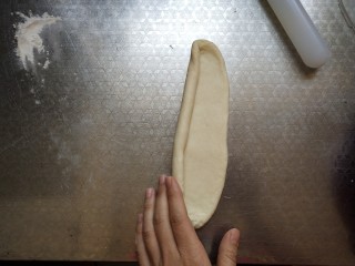 蘑菇头吐司+面包棍,取大一个大面团擀成牛舌，从侧面擀卷，我们来做面包棍