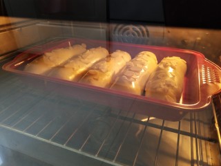 蘑菇头吐司+面包棍,烤箱上下火160度烘烤20分钟，中途上色盖锡纸