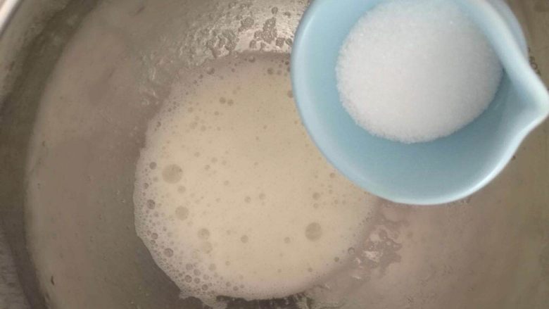 宝宝酸奶小蛋糕 迷你版,用电动打蛋器将蛋白打散
出现鱼眼泡的时候加第一次糖 糖要分三次加入的
