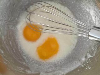 宝宝酸奶小蛋糕 迷你版,分离鸡蛋 蛋黄加入酸奶糊里
蛋清放到一个无油无水的打蛋盆里