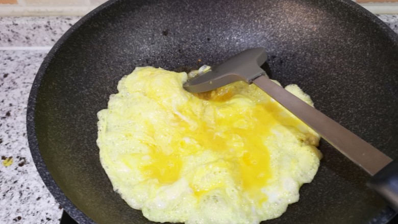 鸡蛋柿子意面+蔬菜沙拉+热牛奶,这个步骤和刚才炒西红柿一样，但是需要多放些油，然后待油温上来以后放入鸡蛋液，煎蛋🍳