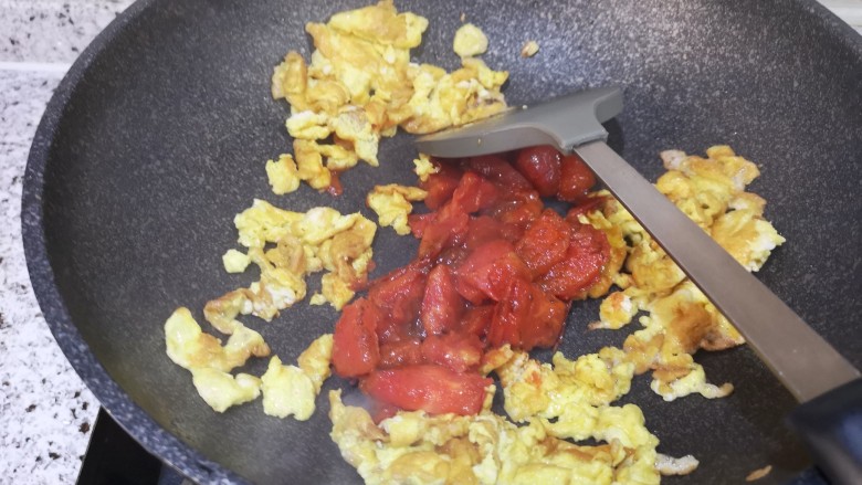 鸡蛋柿子意面+蔬菜沙拉+热牛奶,鸡蛋炒出酥皮时放入刚刚炒完的西红柿一起翻炒