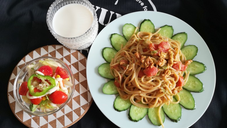 鸡蛋柿子意面+蔬菜沙拉+热牛奶,美味又营养的意大利面做好啦