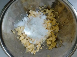 糖霜饼干,黄油室温软化后加入糖粉和盐翻拌均匀。