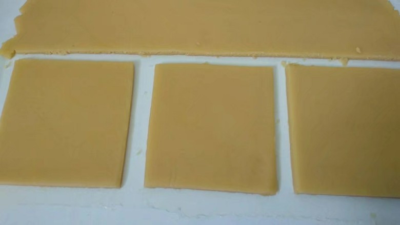 糖霜饼干,将正方形边缘多余的面片去除。
