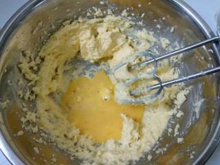 糖霜饼干,分2次加入全蛋液，用打蛋器充分打匀。