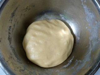 糖霜饼干,用手团成团，盖上保鲜膜放入冰箱冷藏1小时。