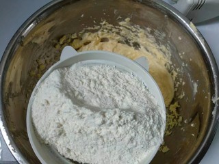 糖霜饼干,筛入低筋面粉和翻拌混合。