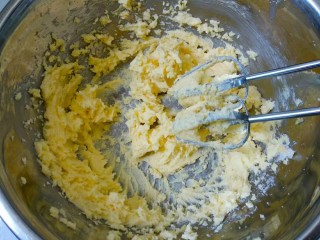 糖霜饼干,用打蛋器打发至体积蓬松，黄油颜色变浅。
