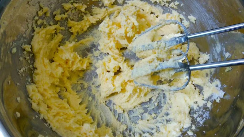 糖霜饼干,用打蛋器打发至体积蓬松，黄油颜色变浅。