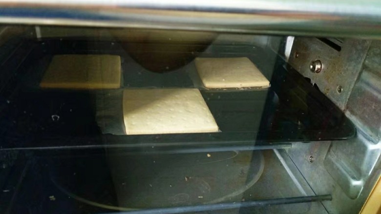 糖霜饼干,放入提前预热150℃烤箱，中层上下火烤30分钟。（烤盘小分2次烤，具体时间根据自家烤箱脾气调整）