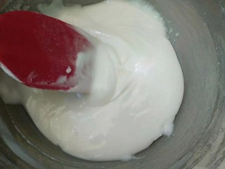 糖霜饼干,放入糖粉，用刮刀不停翻拌使蛋清和糖粉完全混合，拌成浓稠的糖霜。