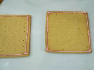糖霜饼干,先在饼干上画出轮廓，晾干。