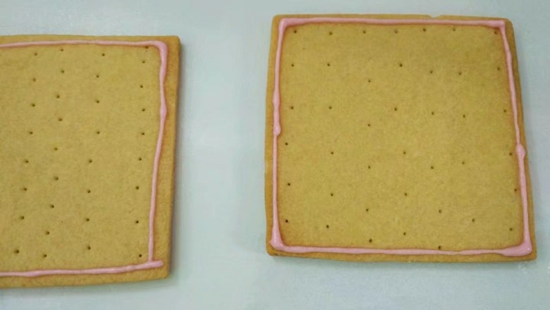 糖霜饼干,先在饼干上画出轮廓，晾干。