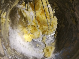 趣多多曲奇,黄油用电吹风吹两分钟软化，糖粉加入黄油中搅拌按压