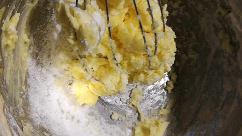趣多多曲奇,黄油用电吹风吹两分钟软化，糖粉加入黄油中搅拌按压
