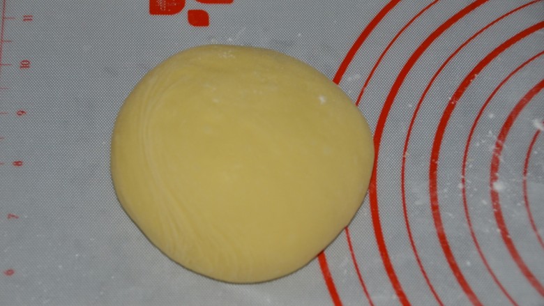 奶酪包（中种法）,揉好的面团，滚圆，盖上保鲜膜，室温醒发30分钟。然后擀面杖排气。