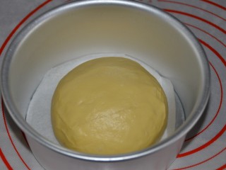 奶酪包（中种法）,再滚圆，放入6寸模具中，如果模具粘，用油纸底下周围都裹一层，不然后面脱模会很麻烦