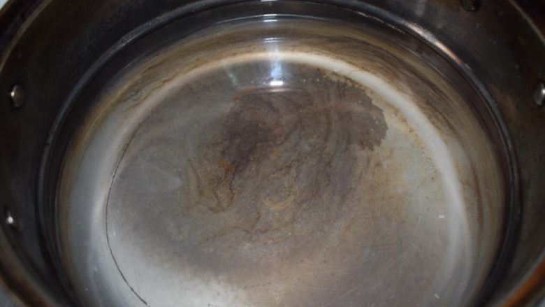 河南小吃——蒸素焖子,清洗锅，然后放入水。