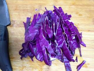 了不起的小番茄+什錦減脂沙拉,
紫甘藍洗凈去梗切粗絲