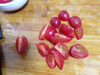 了不起的小番茄+什錦減脂沙拉,
小番茄洗凈切開