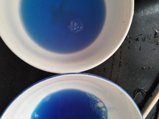 熊大🐻熊二~思慕雪碗,两个碗中再分别放入藻蓝蛋白，一个是另一个的一半，做深蓝浅蓝颜色。最后放入冰箱冷藏，形成果冻状。