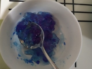 熊大🐻熊二~思慕雪碗,把深蓝浅蓝两藻蓝蛋白用勺子压碎。