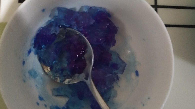 熊大🐻熊二~思慕雪碗,把深蓝浅蓝两藻蓝蛋白用勺子压碎。
