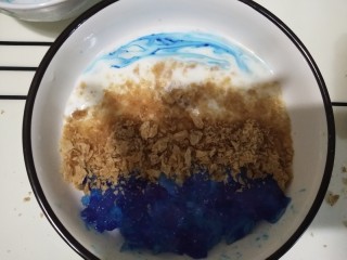 熊大🐻熊二~思慕雪碗,上半部分的酸奶，用筷子占取藻蓝蛋白搅拌成上图形状。