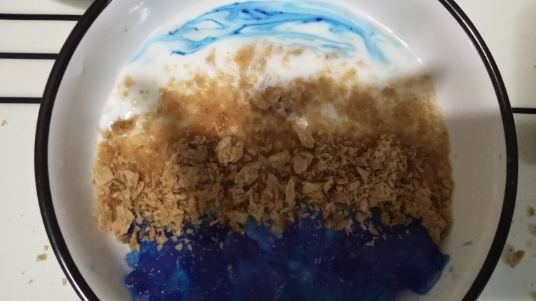 熊大🐻熊二~思慕雪碗,上半部分的酸奶，用筷子占取藻蓝蛋白搅拌成上图形状。