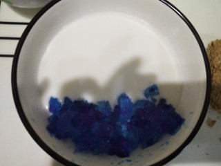 熊大🐻熊二~思慕雪碗,底下放入果冻状藻蓝蛋白。
