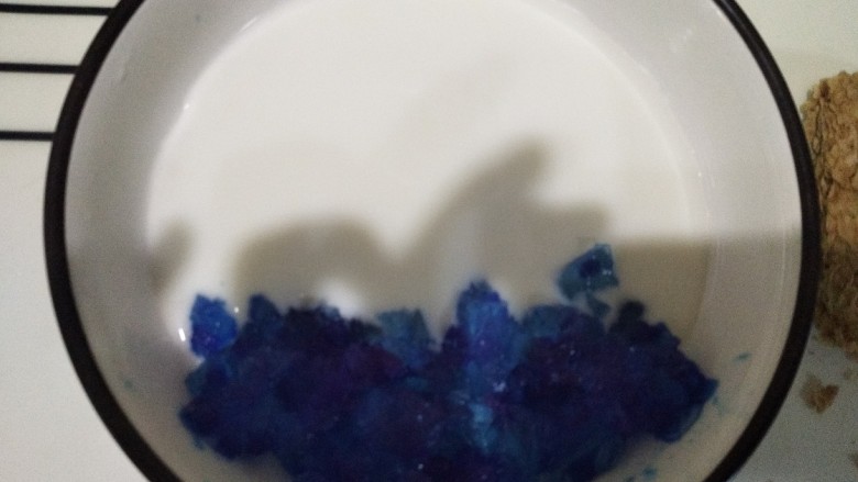 熊大🐻熊二~思慕雪碗,底下放入果冻状藻蓝蛋白。