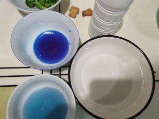 熊大🐻熊二~思慕雪碗,冷藏后的两碗果冻状藻蓝蛋白从冰箱取出。准备做思慕雪碗。