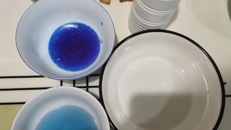 熊大🐻熊二~思慕雪碗,冷藏后的两碗果冻状藻蓝蛋白从冰箱取出。准备做思慕雪碗。