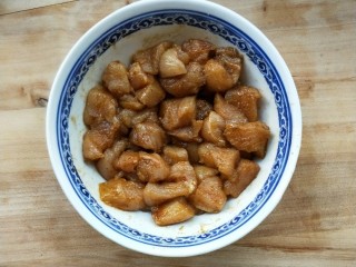 油炸劲辣香酥鸡米花,用手抓匀，腌制两小时以上(我放冰箱里了)。