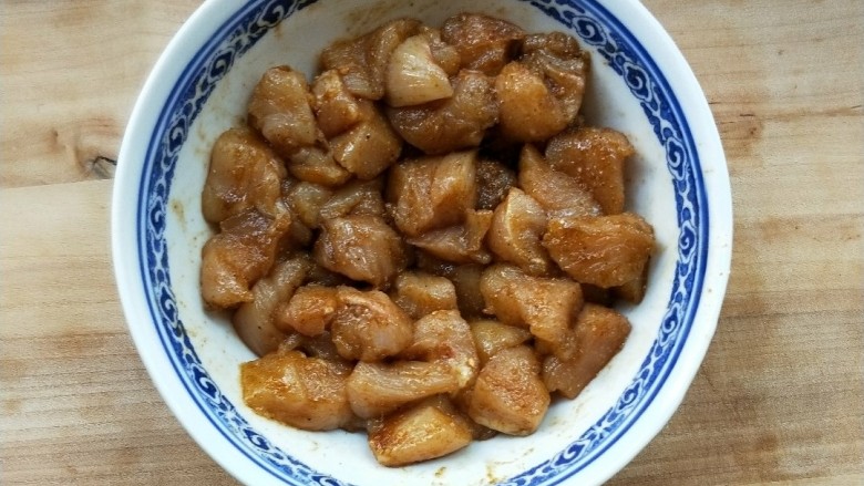 油炸劲辣香酥鸡米花,用手抓匀，腌制两小时以上(我放冰箱里了)。