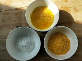 油炸劲辣香酥鸡米花,准备三个小碗，其中一个把鸡蛋打散，一个装淀粉，一个装面包糠。