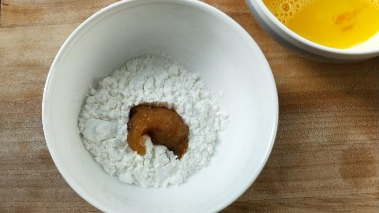 油炸劲辣香酥鸡米花,将腌制好的鸡粒先放淀粉碗中滚一圈，用筷子夹起抖一下。