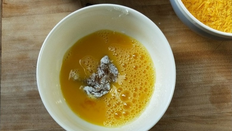 油炸劲辣香酥鸡米花,放入鸡蛋液中浸泡一下，筷子夹起，让蛋液不流淌下来。