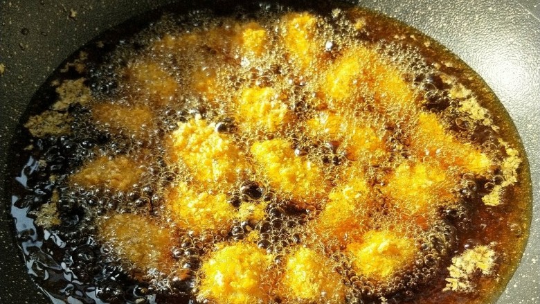 油炸劲辣香酥鸡米花,起油锅，烧至七成热，一块一块下鸡粒，先大火炸一会再转中小火。