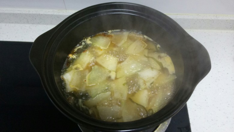 冬瓜海带汤,待冬瓜透明关火，我没加盐，因为酱牛肉汤是咸的。