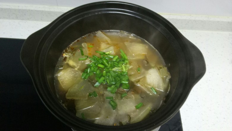 冬瓜海带汤,将小葱放入锅中，搅拌均匀。