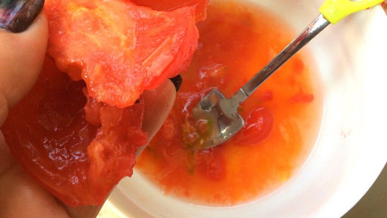 了不起的小番茄+番茄鸡蛋饺子,用勺子挖出籽和汁子